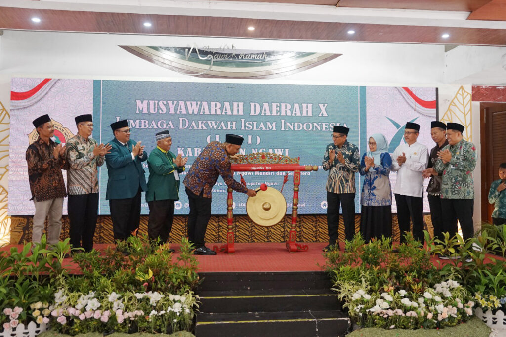 Bupati Ngawi Ony Anwar Harsono saat membuka Musyawarah Daerah X LDII Kabupaten Ngawi di Pendopo Wedya Graha Kabupaten Ngawi pada Kamis, 21 Mei 2026. (foto: LINES NGAWI)